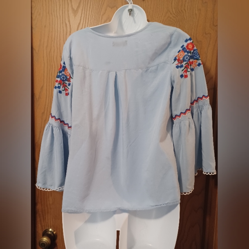 New small floral embroidered lace cutout bell sleeve blouse - Picture 5 of 8